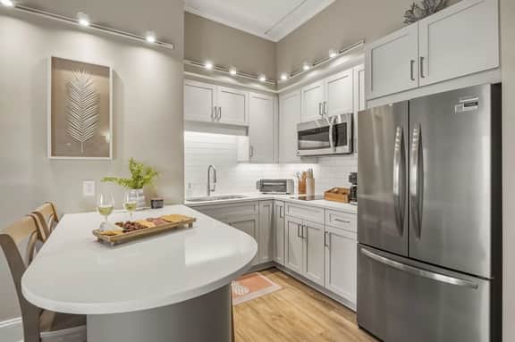 Captains Quarters | King Suite · Steps to DT - Image 4